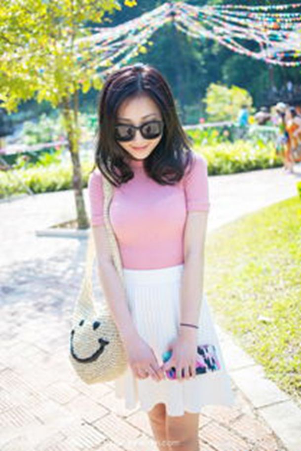 张无忌初登教主宝座，有位明教高手不服，两人单挑一百招以上