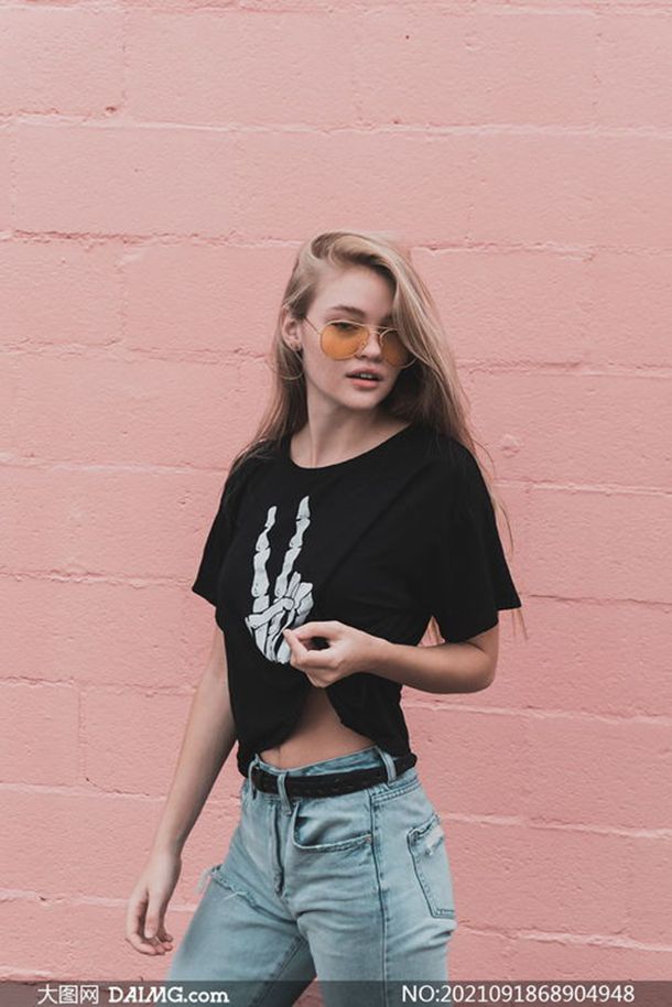 我要强奸你，用力捅你那又紧又滑的大屄，舔你流出的淫水，捏你的乳房，吃你的奶，抚摸你光滑丰满的大腿，屁股。用我的大阴茎把精液都射到你的子宫里。 的翻译是：I have to rape you, poke your big cunt, tight and slippery, lick your outflow of combination of water, squeeze your breast, 