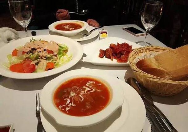 我资助的学生妹，毕业后强行住我家，戴我首饰睡我老公就差上位了