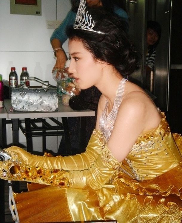 性感张萌，不愧是选美冠军！