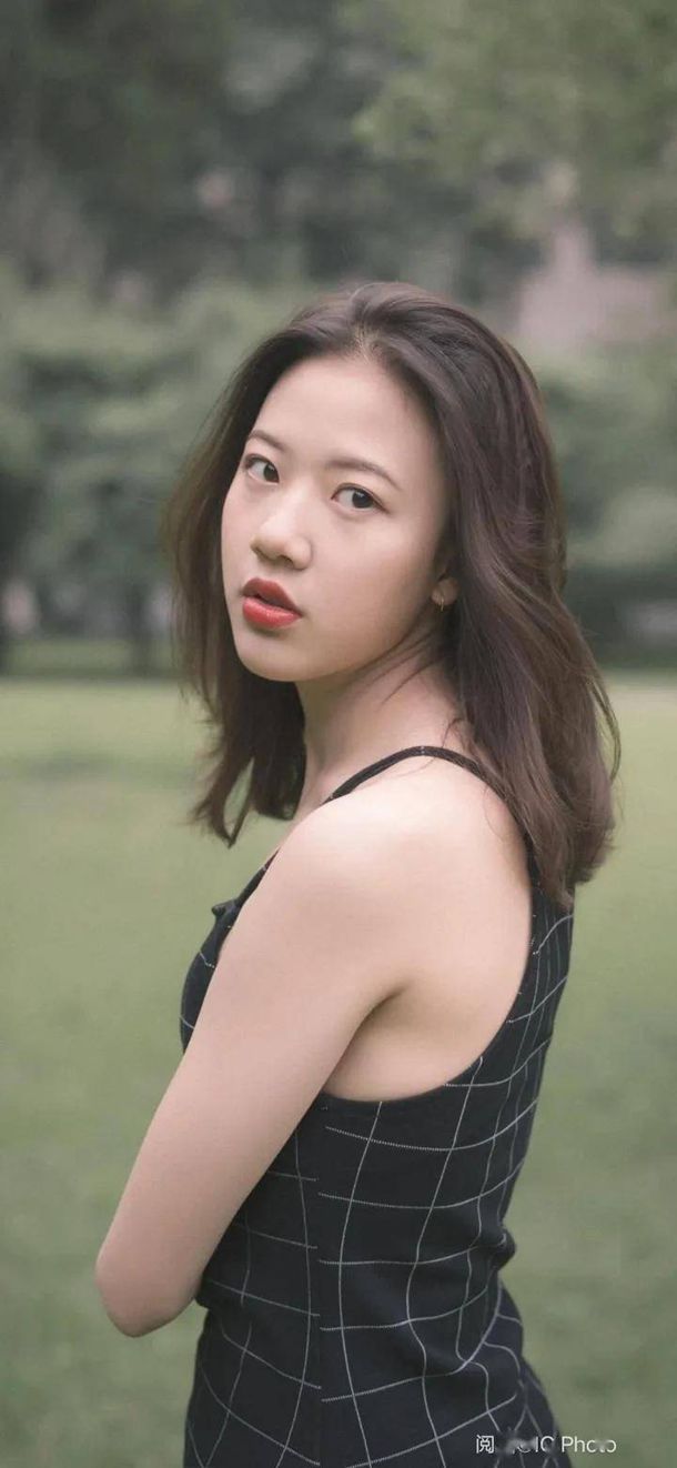 一小孩和妈妈拔萝卜又疼