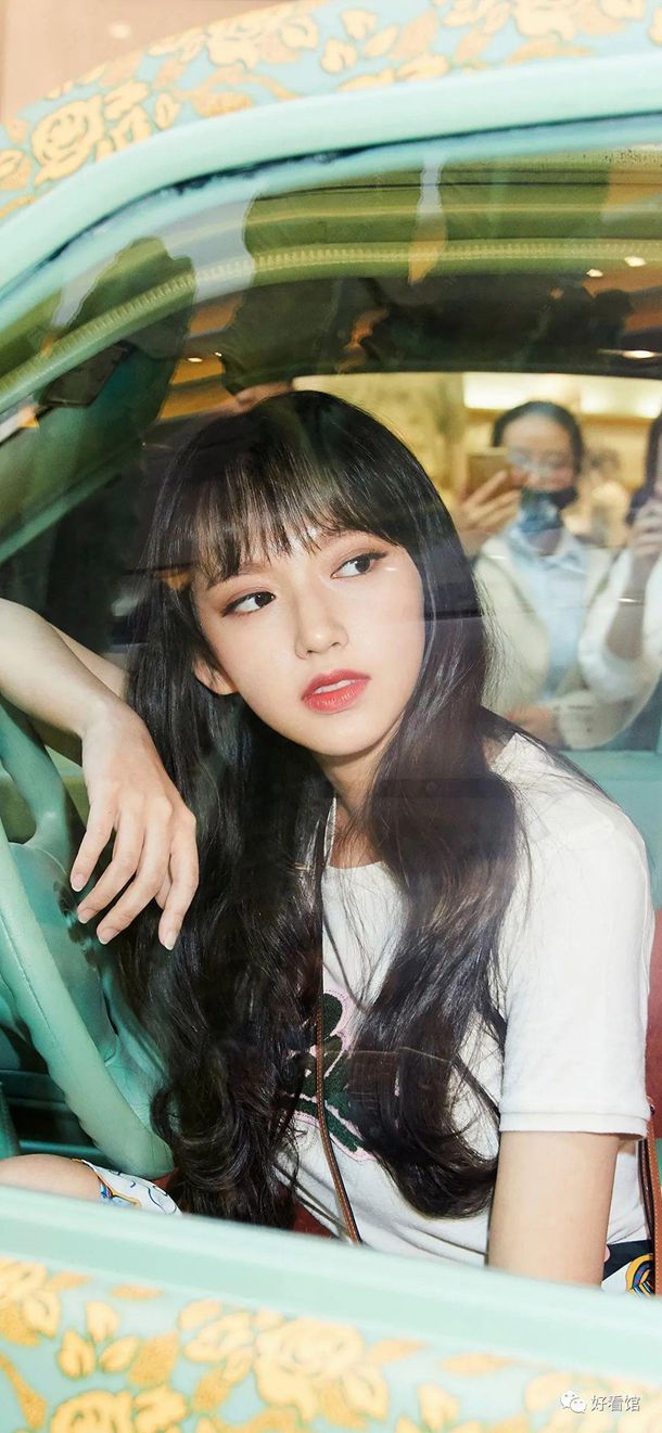 45岁的嫂子洗完澡，披着浴巾就出来了，夜深人静后，我忍不住对她发泄